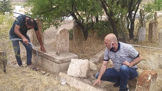 Zafran'da define avcıları mezarlıkları tahrip etti