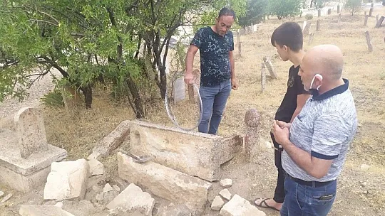 Zafran'da define avcıları mezarlıkları tahrip etti