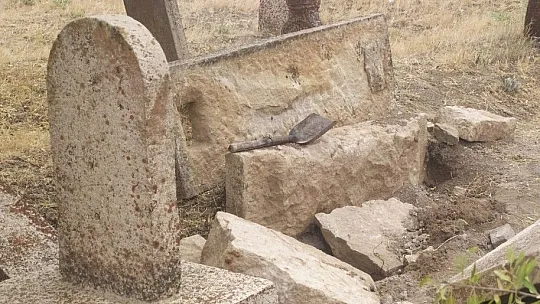 Zafran'da define avcıları mezarlıkları tahrip etti