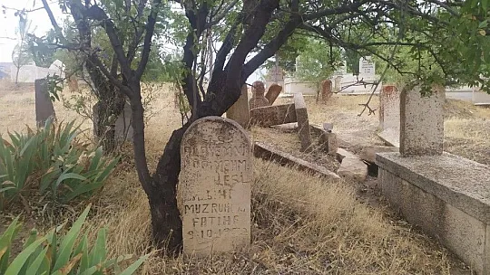 Zafran'da define avcıları mezarlıkları tahrip etti