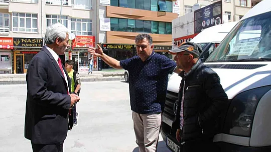 Devlet dairesinden emekli oldu, takım elbisesinden emekli olamadı