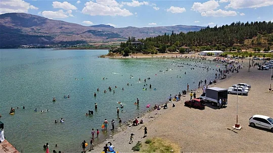Hazar Gölü tıklım tıklım!