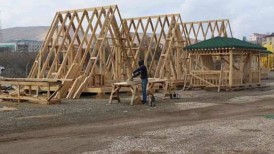 Bungalov fabrikası kurdu, taleplere yetişemiyor