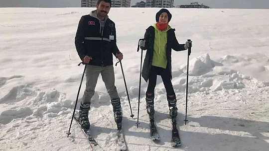 Drone pisti kar yağınca kayak pisti oldu, öğrenciler doyasıya eğlendi