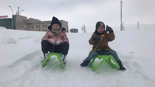 Drone pisti kar yağınca kayak pisti oldu, öğrenciler doyasıya eğlendi