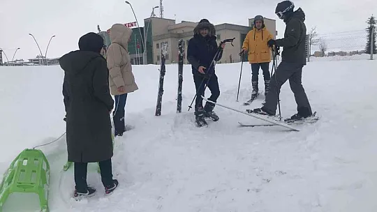 Drone pisti kar yağınca kayak pisti oldu, öğrenciler doyasıya eğlendi