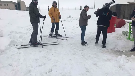 Drone pisti kar yağınca kayak pisti oldu, öğrenciler doyasıya eğlendi
