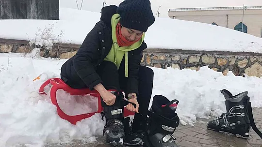 Drone pisti kar yağınca kayak pisti oldu, öğrenciler doyasıya eğlendi