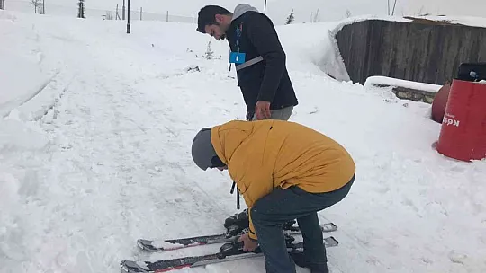 Drone pisti kar yağınca kayak pisti oldu, öğrenciler doyasıya eğlendi