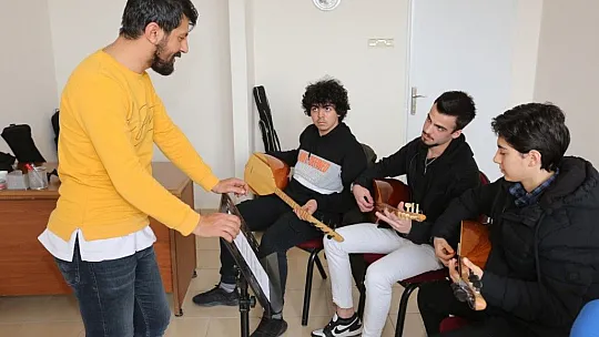 Elazığ Belediyesi çocuk ve gençleri yalnız bırakmıyor