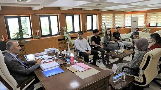 Rektör Göktaş öğrencilerin talep ve isteklerini almaya devam ediyor