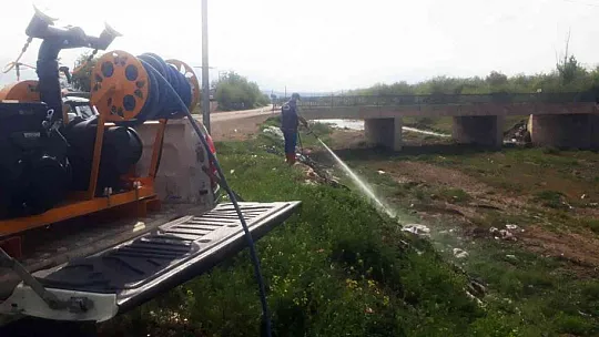Elazığ İl Özel İdaresi ilaçlamaya bayramda da devam etti