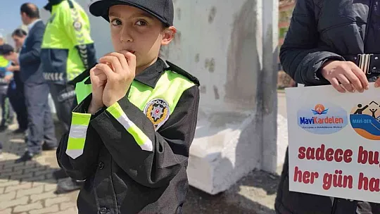 Kovancılar'da 'Otizme Mavi Işık Yak' etkinliği