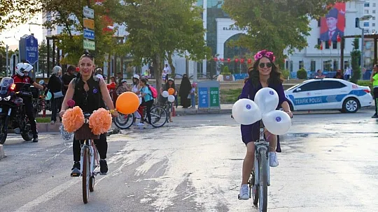 'Süslü Kadınlar' Otomobilsiz Kentler Günü için pedal çevirdi