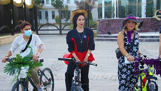 'Süslü Kadınlar' Otomobilsiz Kentler Günü için pedal çevirdi