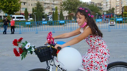 'Süslü Kadınlar' Otomobilsiz Kentler Günü için pedal çevirdi