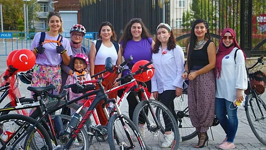 'Süslü Kadınlar' Otomobilsiz Kentler Günü için pedal çevirdi