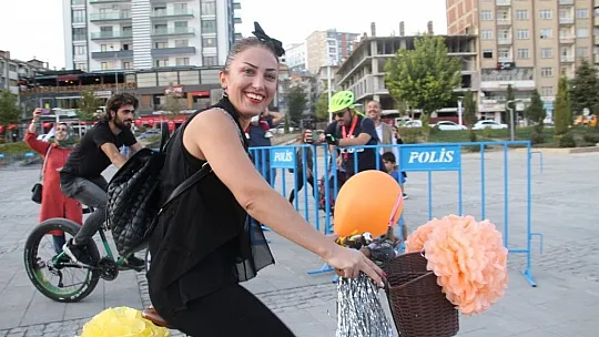 'Süslü Kadınlar' Otomobilsiz Kentler Günü için pedal çevirdi