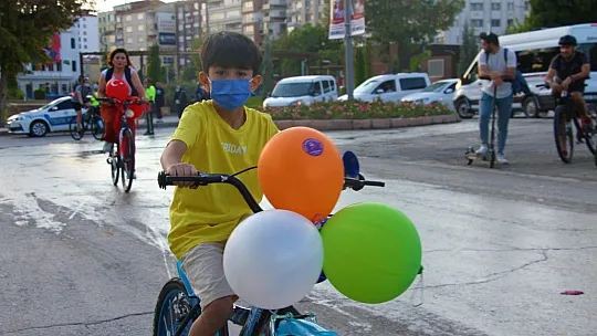 'Süslü Kadınlar' Otomobilsiz Kentler Günü için pedal çevirdi