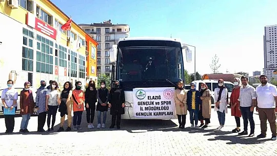 371 öğrenci gençlik kamplarına katıldı
