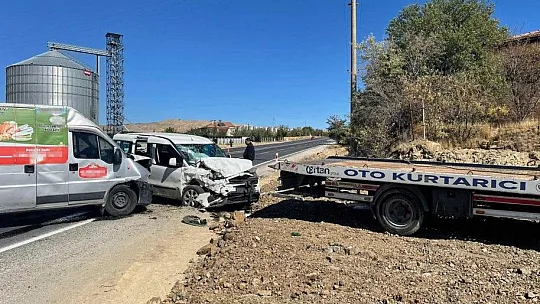 Elazığ'da 4 kişinin yaralandığı kaza kamerada