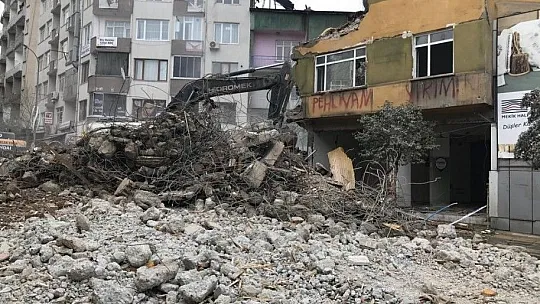 Elazığ depreminde ağır hasar alan binaların yıkımı sürüyor