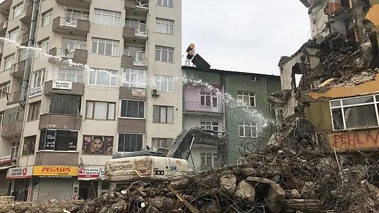 Elazığ depreminde ağır hasar alan binaların yıkımı sürüyor