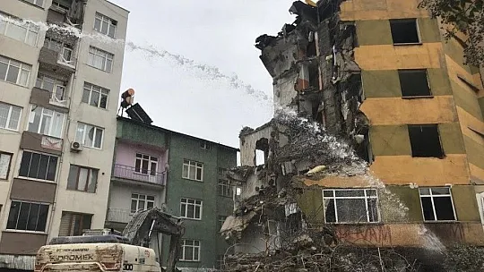 Elazığ depreminde ağır hasar alan binaların yıkımı sürüyor