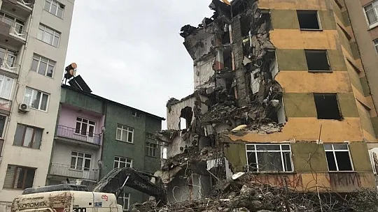 Elazığ depreminde ağır hasar alan binaların yıkımı sürüyor