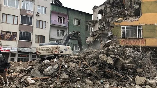 Elazığ depreminde ağır hasar alan binaların yıkımı sürüyor