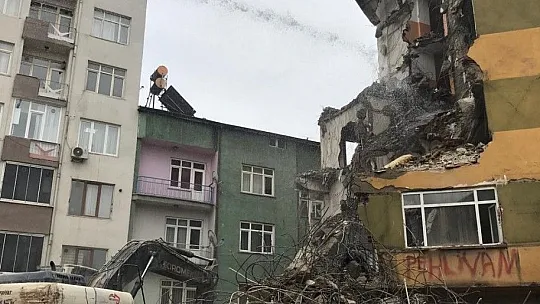 Elazığ depreminde ağır hasar alan binaların yıkımı sürüyor