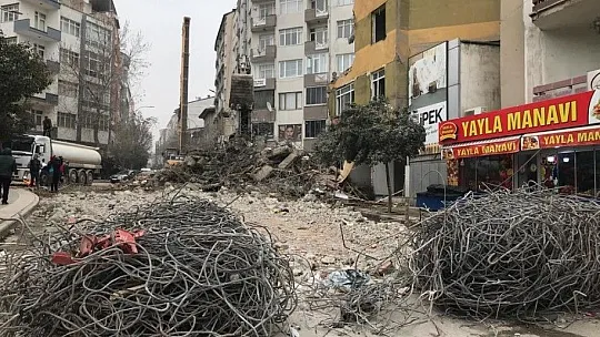 Elazığ depreminde ağır hasar alan binaların yıkımı sürüyor