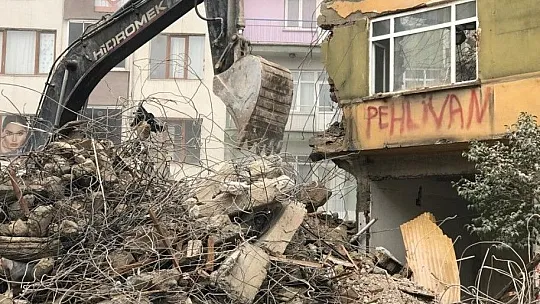 Elazığ depreminde ağır hasar alan binaların yıkımı sürüyor