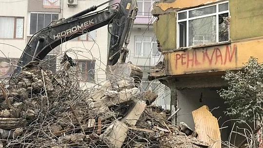 Elazığ depreminde ağır hasar alan binaların yıkımı sürüyor