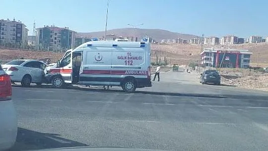 Ambulans ile otomobil çarpıştı