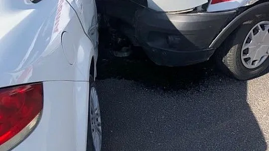 Ambulans ile otomobil çarpıştı
