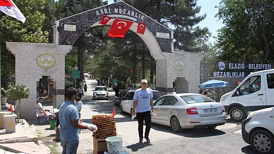 Arefe günü mezarlıklarda ziyaretçi yoğunluğu