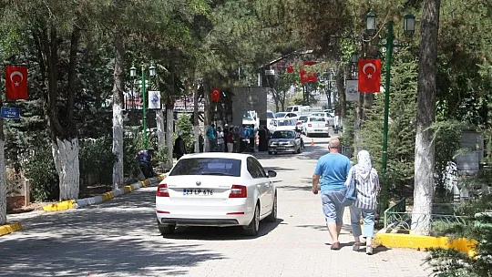 Arefe günü mezarlıklarda ziyaretçi yoğunluğu