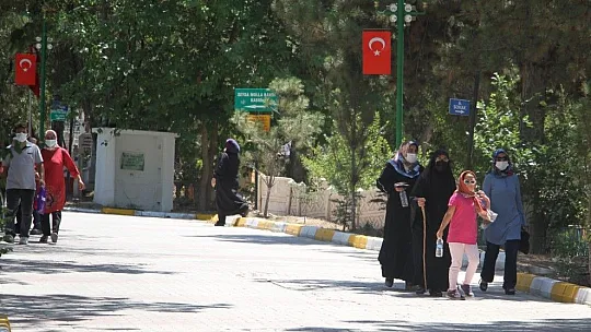 Arefe günü mezarlıklarda ziyaretçi yoğunluğu