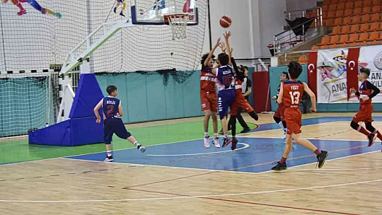 Basketbol grup müsabakaları sona erdi