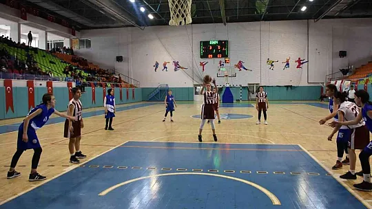 Basketbol grup müsabakaları sona erdi