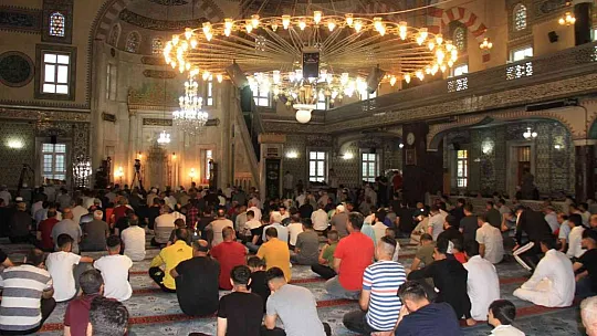 Elazığ'da bayram namazında camiler doldu
