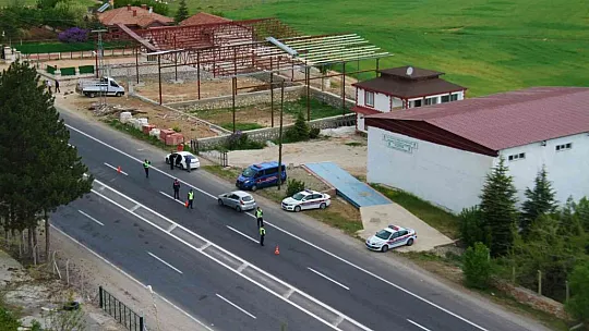 Trafik denetimleri karadan ve havadan devam ediyor
