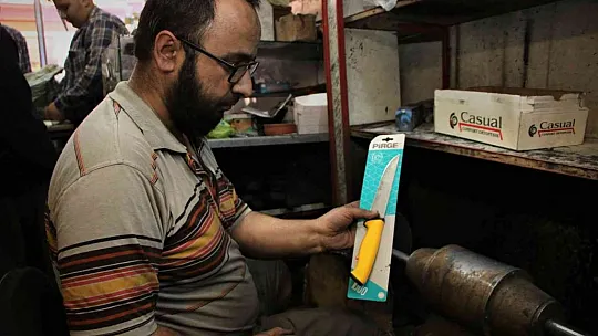 Elazığ'da bıçak bileyicilerin kurban mesaisi başladı