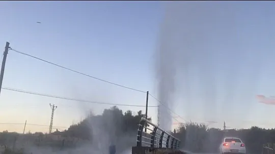 Patlayan borudan gelen tazyikli su metrelerce yüksekliğe ulaştı