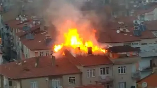 4 katlı bir binanın çatısı alev alev yandı