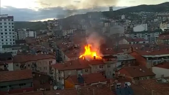 4 katlı bir binanın çatısı alev alev yandı
