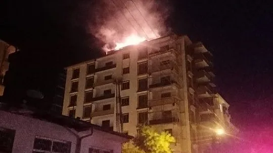 8 katlı bir inşaatın çatısında yangın