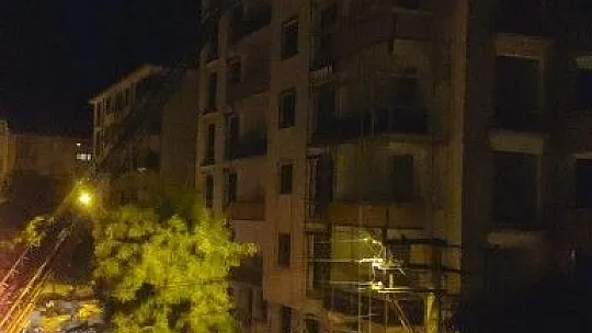 8 katlı bir inşaatın çatısında yangın