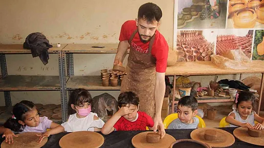 Çocukken yaşadığı mutluluğu minik öğrencilere de yaşattı